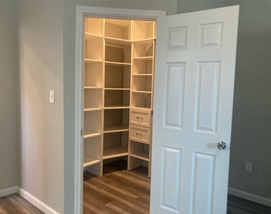 419 Cole Street - Photo Thumbnail 8