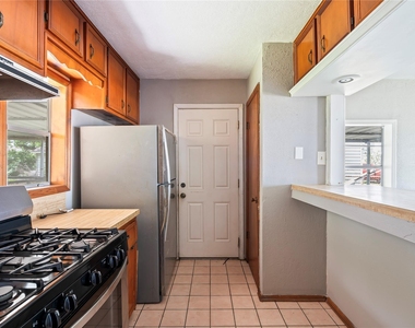 718 E Belmont Street - Photo Thumbnail 17