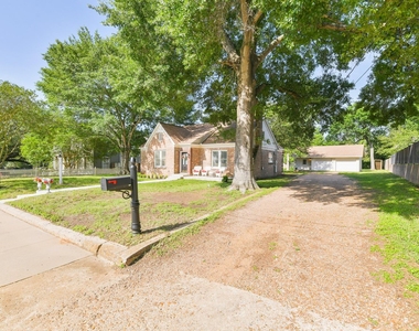 802 S Day Street - Photo Thumbnail 1
