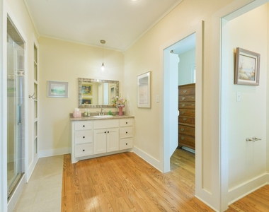 802 S Day Street - Photo Thumbnail 32