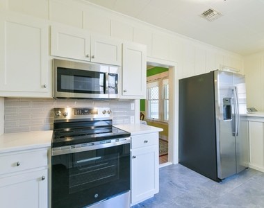 802 S Day Street - Photo Thumbnail 22