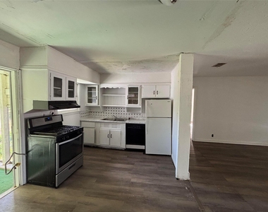 612 Winding Way Street - Photo Thumbnail 4