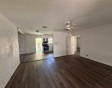 612 Winding Way Street - Photo Thumbnail 2