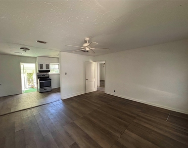 612 Winding Way Street - Photo Thumbnail 3