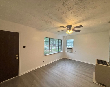 6814 Covington Drive - Photo Thumbnail 4