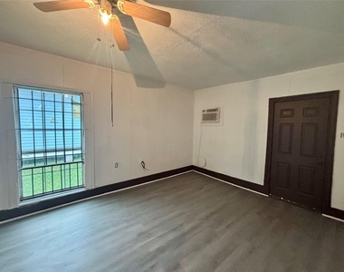 6814 Covington Drive - Photo Thumbnail 7