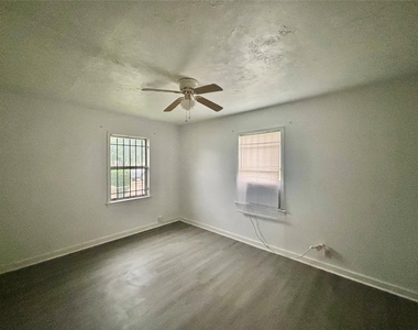 6814 Covington Drive - Photo Thumbnail 5