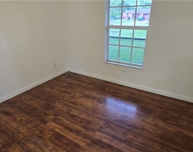 573 Bell Boulevard S - Photo Thumbnail 2