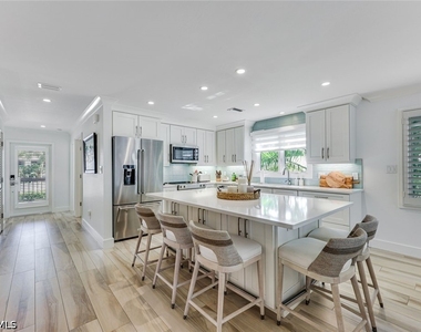 225 5th Avenue S - Photo Thumbnail 7