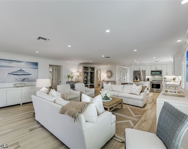 225 5th Avenue S - Photo Thumbnail 4