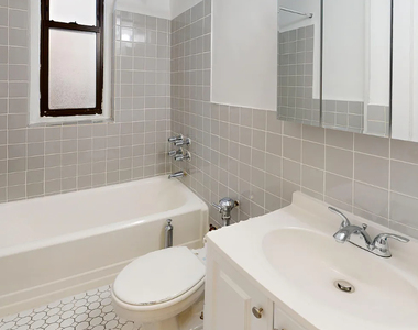 East 87 Street - Photo Thumbnail 3