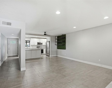 727 N Himes Avenue - Photo Thumbnail 9