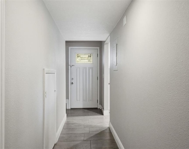 727 N Himes Avenue - Photo Thumbnail 4