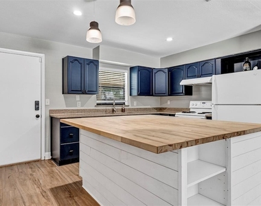 16 Eaton Street - Photo Thumbnail 4