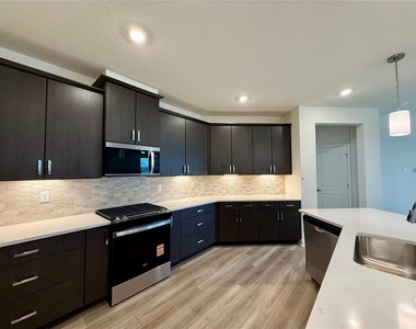 53 Signet Circle - Photo Thumbnail 3
