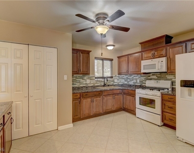 3896 Acapulco Avenue - Photo Thumbnail 13
