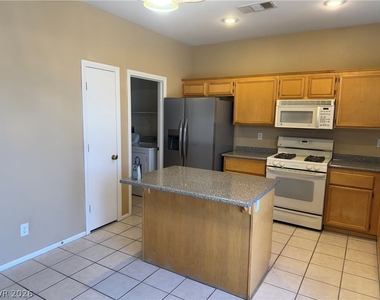 10066 Cambridge Blue Avenue - Photo Thumbnail 4