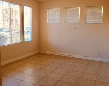 4433 Nestos Valley Avenue - Photo Thumbnail 4