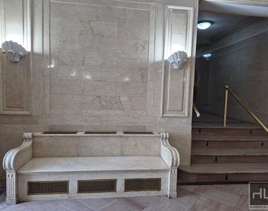 East 46 Street - Photo Thumbnail 4