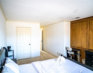 3706 Bishop Hill Drive - Photo Thumbnail 18