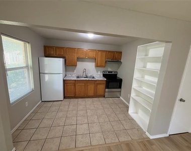 605 Nw Main Street - Photo Thumbnail 3