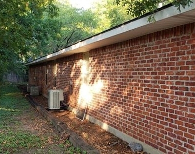 605 Nw Main Street - Photo Thumbnail 2