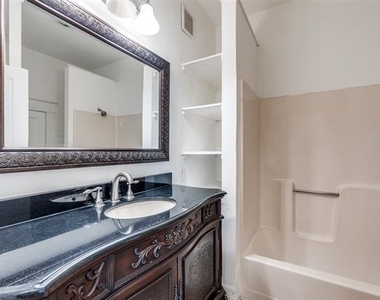 738 Woodlawn Avenue - Photo Thumbnail 4