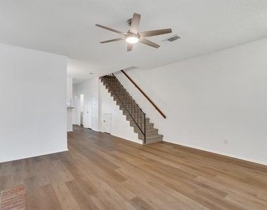 200 Samuel Boulevard - Photo Thumbnail 4