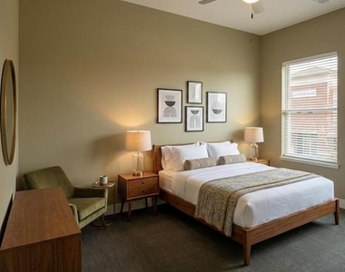 928 Travis Avenue - Photo Thumbnail 7