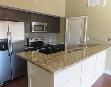 928 Travis Avenue - Photo Thumbnail 6