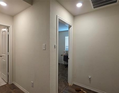 409 Samuel Street - Photo Thumbnail 4
