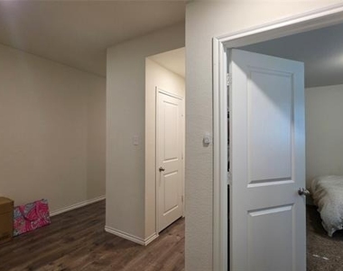 409 Samuel Street - Photo Thumbnail 6