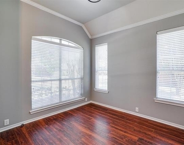 7657 Ravenhill Drive - Photo Thumbnail 17