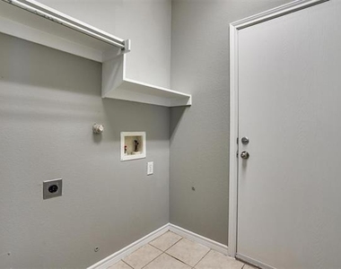 7657 Ravenhill Drive - Photo Thumbnail 21