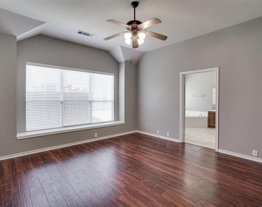 7657 Ravenhill Drive - Photo Thumbnail 3