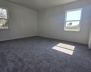 912 W Main Street - Photo Thumbnail 7