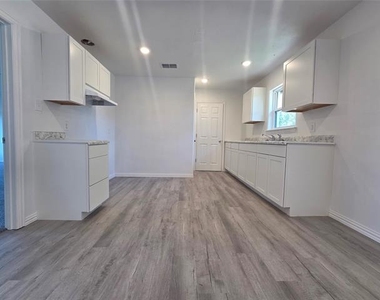 912 W Main Street - Photo Thumbnail 5