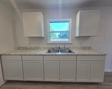 912 W Main Street - Photo Thumbnail 6