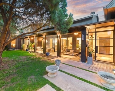 9003 Eustis Avenue - Photo Thumbnail 5