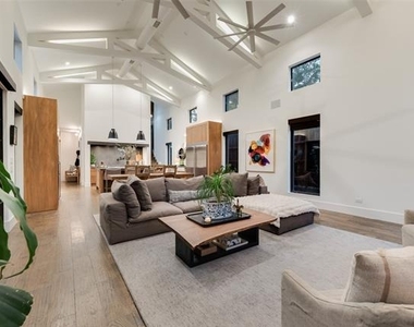 9003 Eustis Avenue - Photo Thumbnail 12