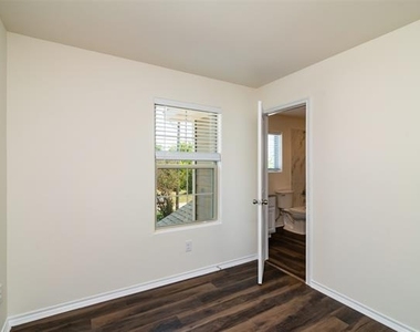 201 S May Street - Photo Thumbnail 16