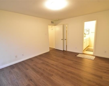 7525 Holly Hill Drive - Photo Thumbnail 7