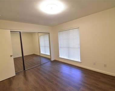 7525 Holly Hill Drive - Photo Thumbnail 11