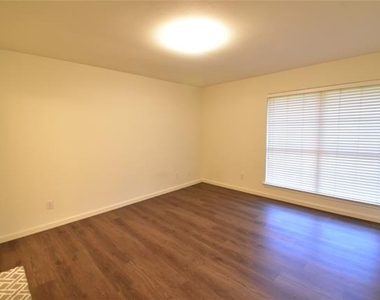 7525 Holly Hill Drive - Photo Thumbnail 6