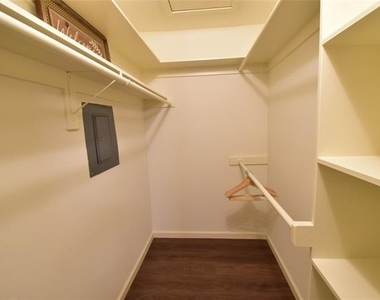 7525 Holly Hill Drive - Photo Thumbnail 10