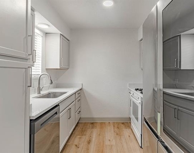 1911 Se 14th Street - Photo Thumbnail 7