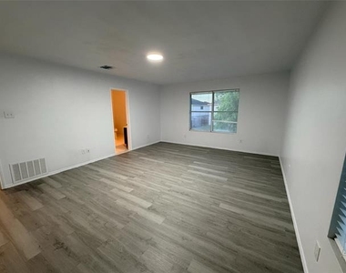 8440 Shallow Creek Drive - Photo Thumbnail 16