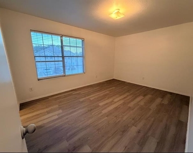 8440 Shallow Creek Drive - Photo Thumbnail 14