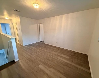 8440 Shallow Creek Drive - Photo Thumbnail 11