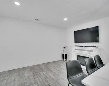 206 E Chico Drive - Photo Thumbnail 6